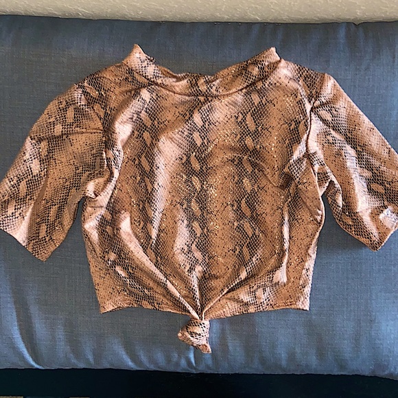 Python print Rashguard Cropped, short sleeve w knot Swim top - Picture 2 of 7